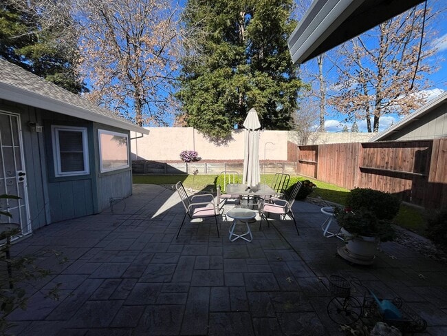 Building Photo - Spacious 4 bed 2 bath with landscaping inc...