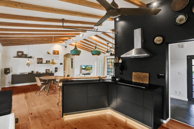 Building Photo - 1613 SW 5th Ct