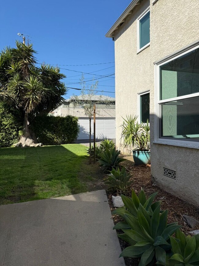 Building Photo - 4131 W Toluca Lake Ave