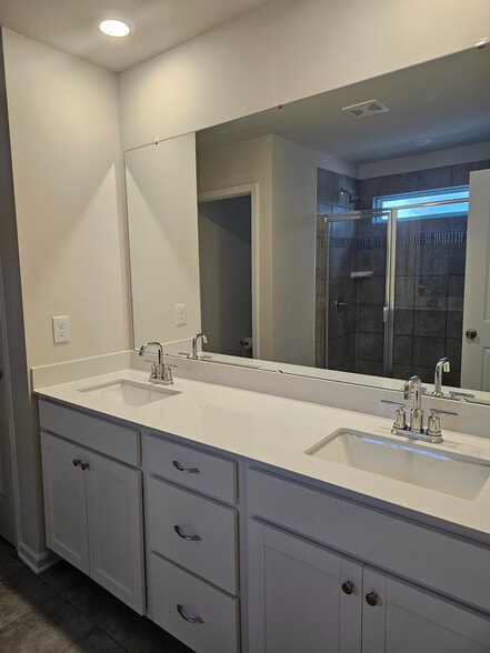 Building Photo - Room in House on Hamptons Cove Rd