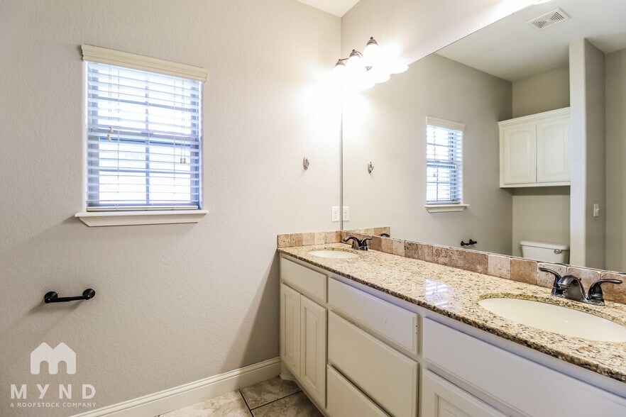 Building Photo - 100 NE Chicory Ln
