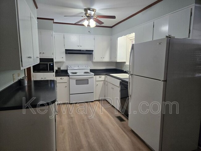 Building Photo - 161 Hickory Dr S Cir