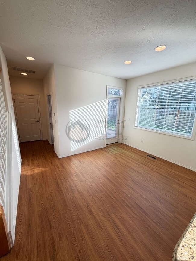 Building Photo - Great Location in Canby-Ready to Rent