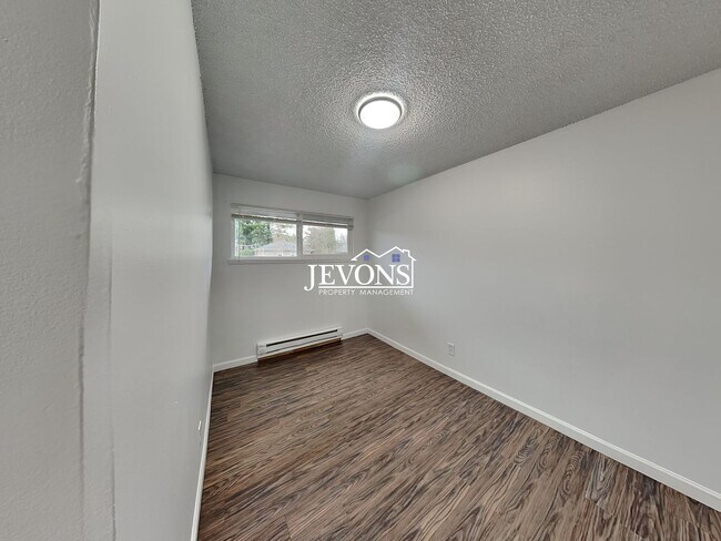 Building Photo - Charming 2-bedroom apartment just minutes from Pritchard Island Beach, with easy access to I-5