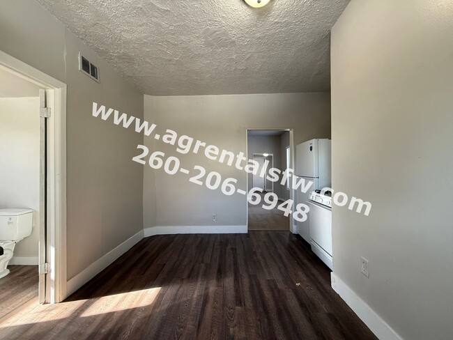 Building Photo - 2 Bedroom House- $300 Off first months rent