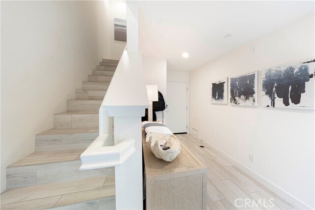 Building Photo - 983 Doheny Way