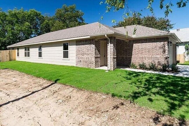 Building Photo - Spacious 3 bedroom, 2 bath available!