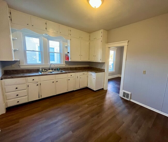 Building Photo - Two Bedroom in Alton