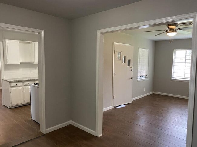 Building Photo - 8914 Linda Vista Rd
