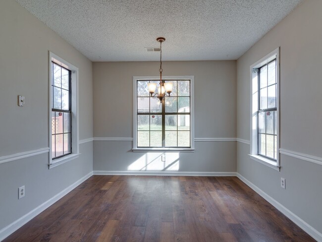 Building Photo - Renovated and Ready for Move In!