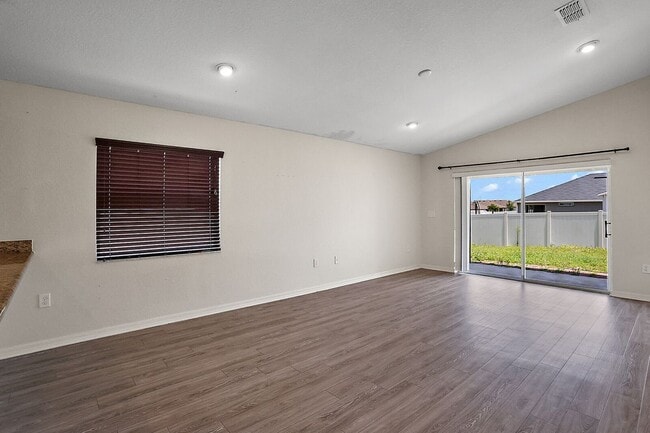 Building Photo - 581 Greenshank Dr