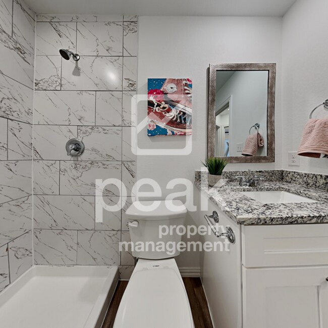 Building Photo - Beautiful Townhome: 3 Bed/2.5 Bath located...