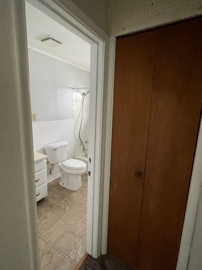 Building Photo - 2 Bedroom, 1 Bath Upstairs Unit for Rent