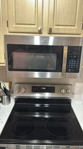 Microwave - 2639 Maitland Crossing Way