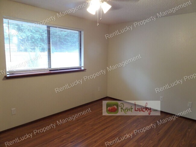 Building Photo - Green-Parkland Duplex