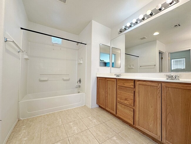 Building Photo - 3 BEDROOM + LOFT HOME IN GATED COMMUNITY IN NORTHWEST