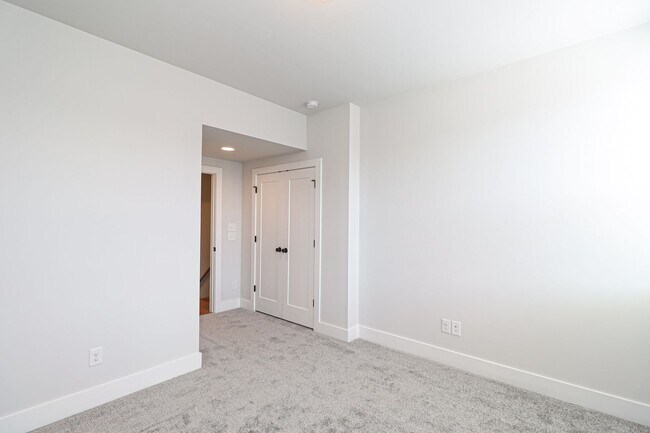 Building Photo - Luxury New Construction Townhome in Bryant...