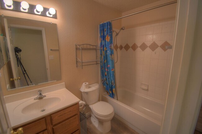 Building Photo - NW Heights --3 Bedroom 2 Bathroom 2 Car Ga...