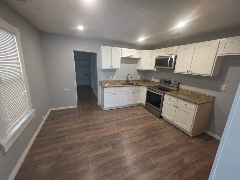 Building Photo - 211 W Huff Ave