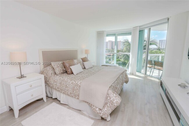 Building Photo - 16500 Collins Ave