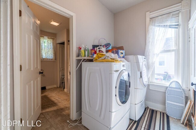 Building Photo - 5 br, 1 bath House - 233 W 11th Avenue