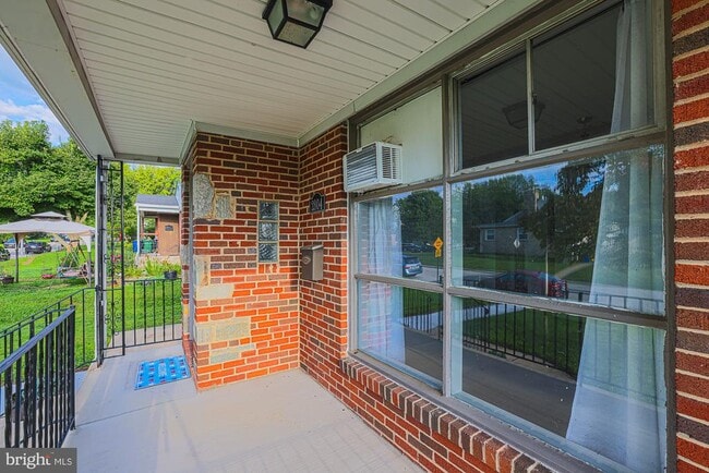 Building Photo - 2804 Hanson Ave