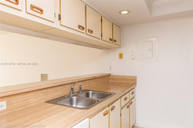 Building Photo - 7601 E Treasure Dr