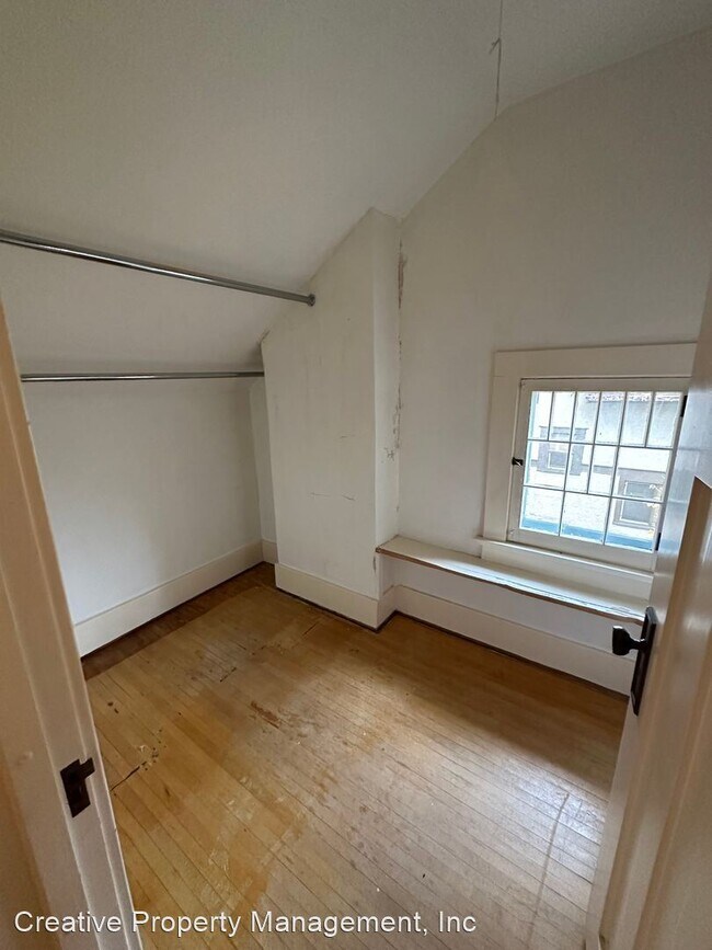 Building Photo - 3 br, 2.5 bath House - 300 9th St SE