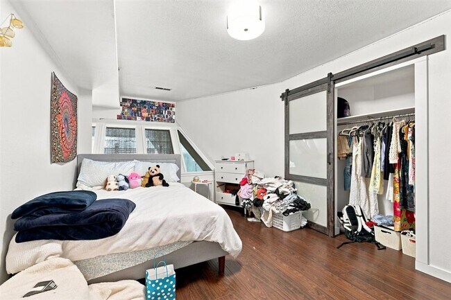 Building Photo - Remodeled Mid-Century 3-Bedroom, 2.5-Bath Home in a Highly Desirable Boise Neighborhood