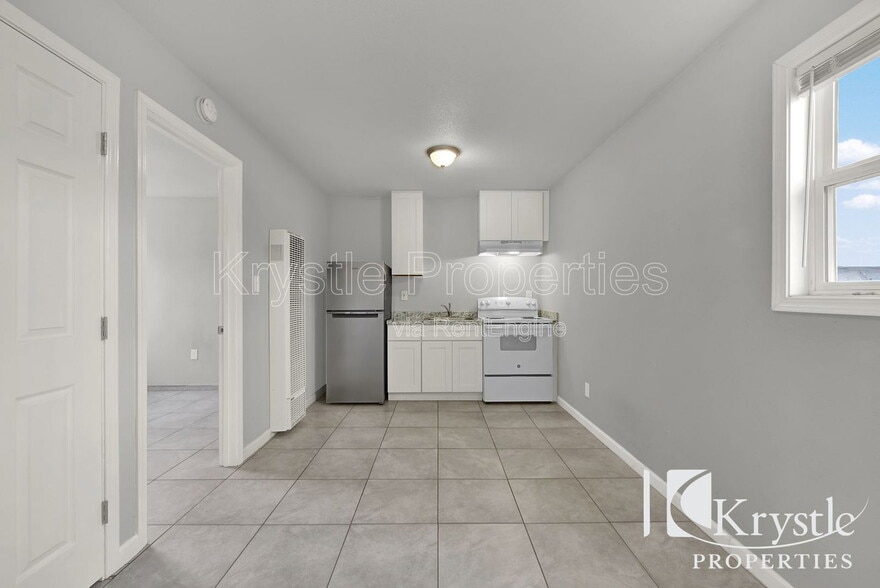 Building Photo - 714 Gateway Dr