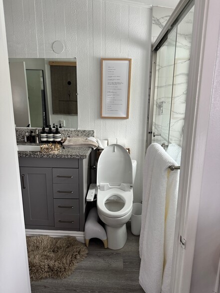 bathroom - 25410 Malibu Rd