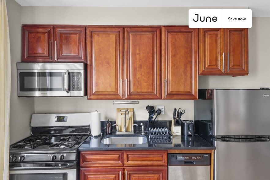 Building Photo - 226 E 7th St