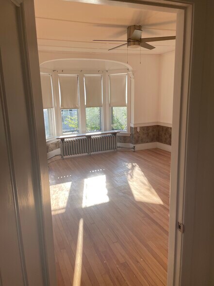 Beautiful light in the living room - 706 Middle St