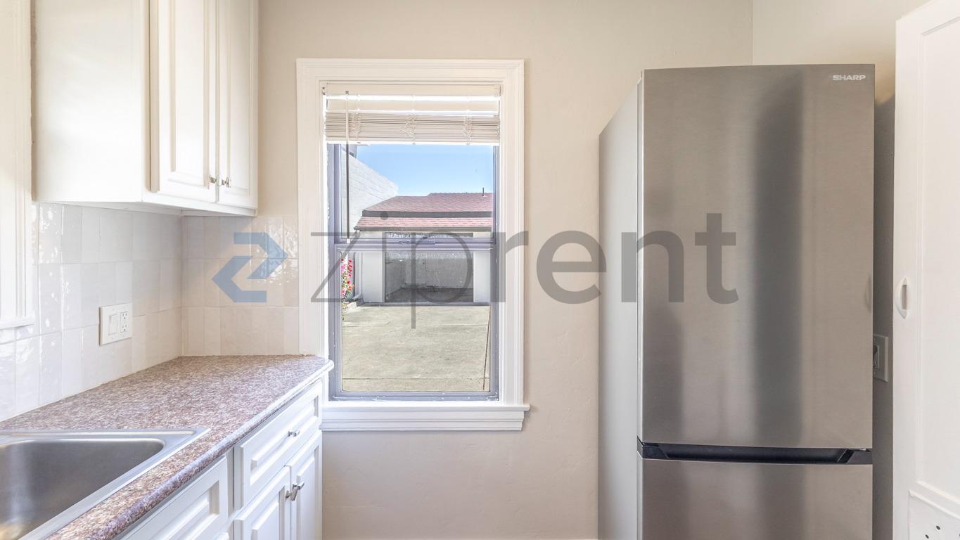 Building Photo - Unit 4