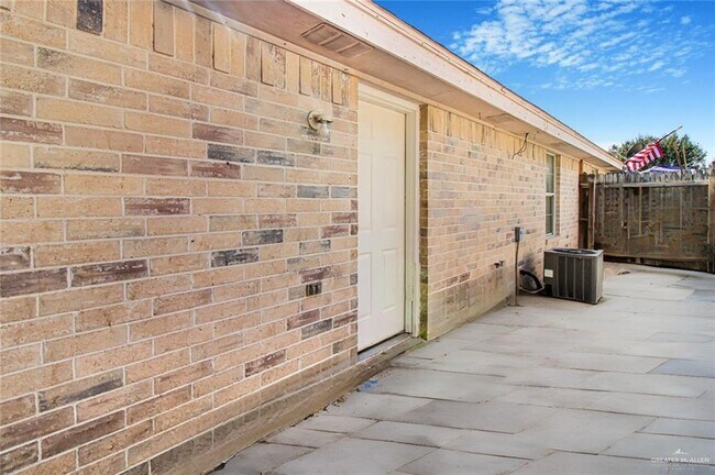 Building Photo - 19 Tampa St