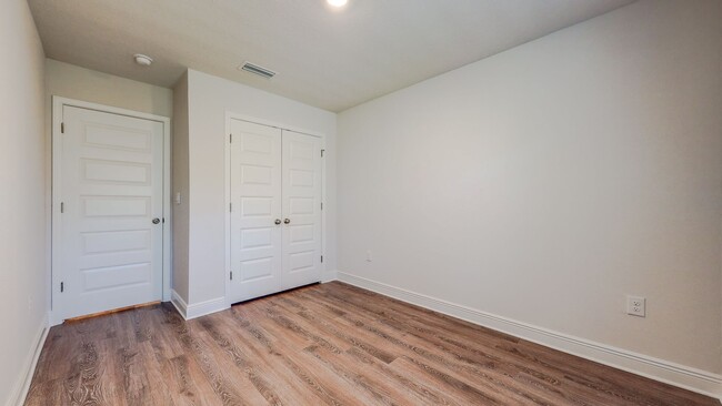 Building Photo - 3 Bedroom 2.5 Bathroom Townhome w/garage i...