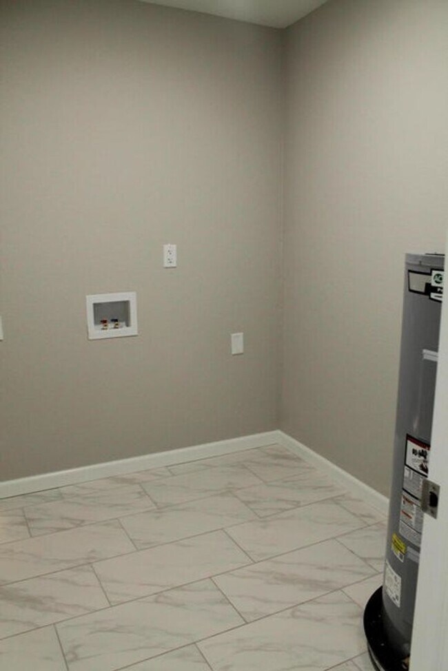 Building Photo - Stylish Remodel in Prime Location!