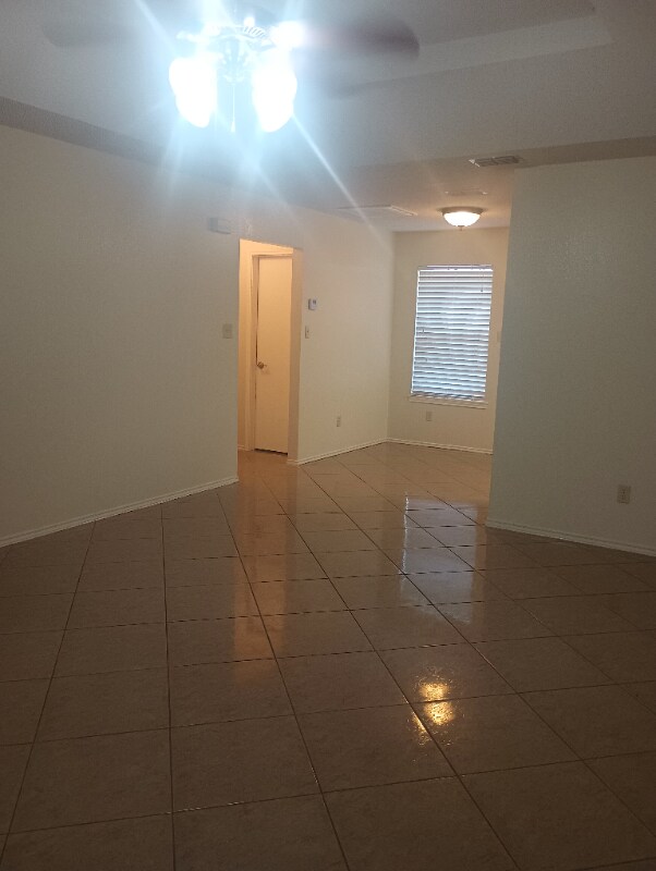 Building Photo - 915 Lexington Cir