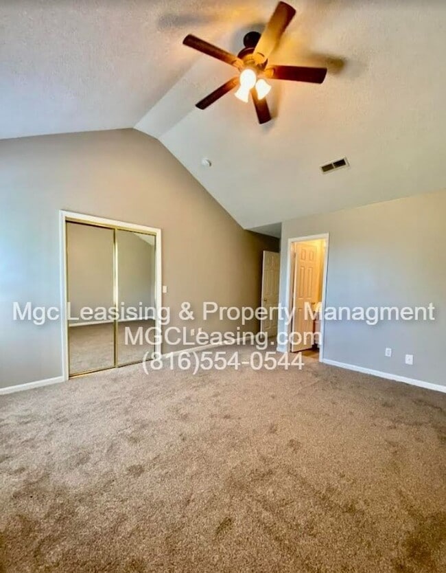 Building Photo - 1012 NE Whispering Winds Ct