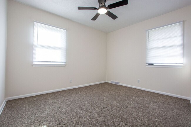 Building Photo - 3 Bedroom / 2 Bath Home with Finished Basment and Washer/Dryer!