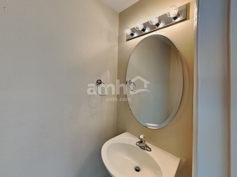 Building Photo - 357 Sky Valley St