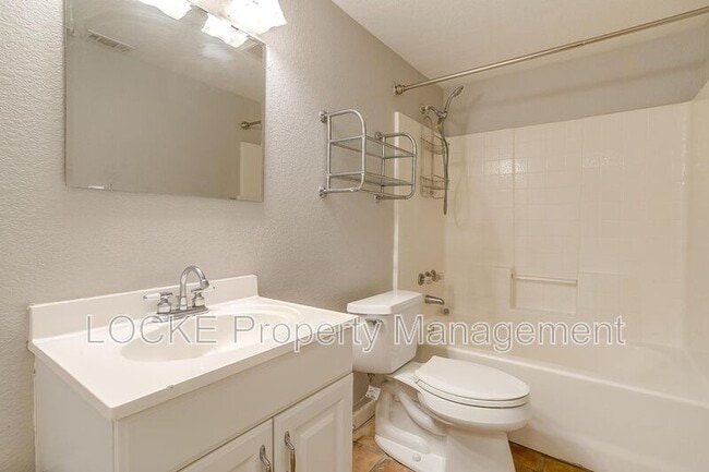 Building Photo - 3528 Rogers Ave