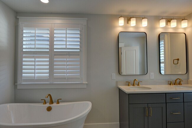 Building Photo - 4 Bedroom 3.5 Bath House in Twin Lakes - Johns Island