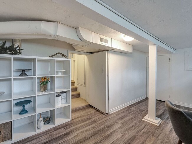 Building Photo - Chic Urban Oasis in Hillsdale