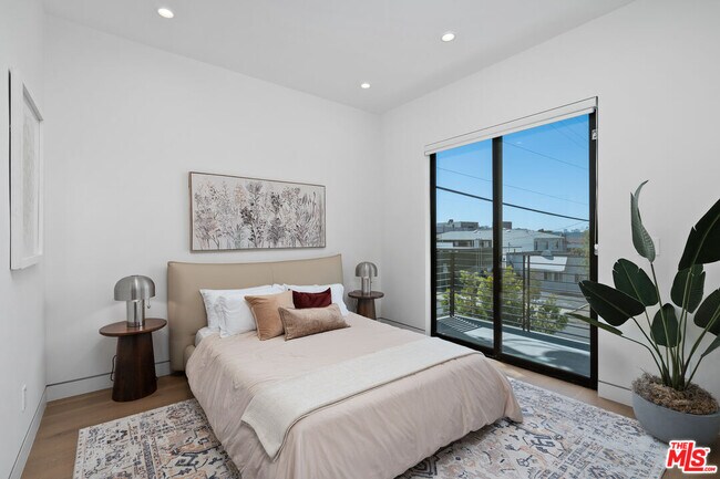Building Photo - 714 N La Jolla Ave
