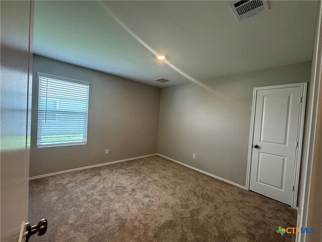 Building Photo - 321 Bertram Oaks Dr