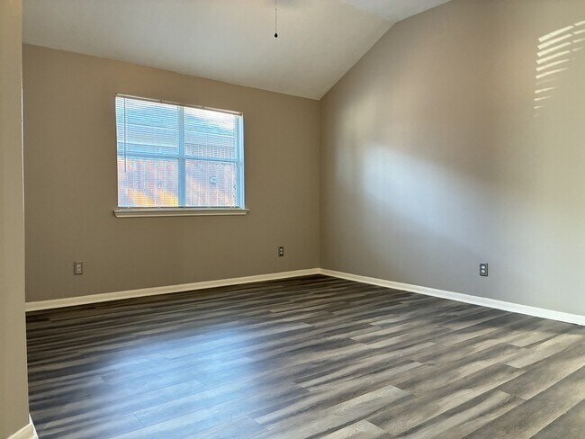 Building Photo - 2427 Halstead Dr