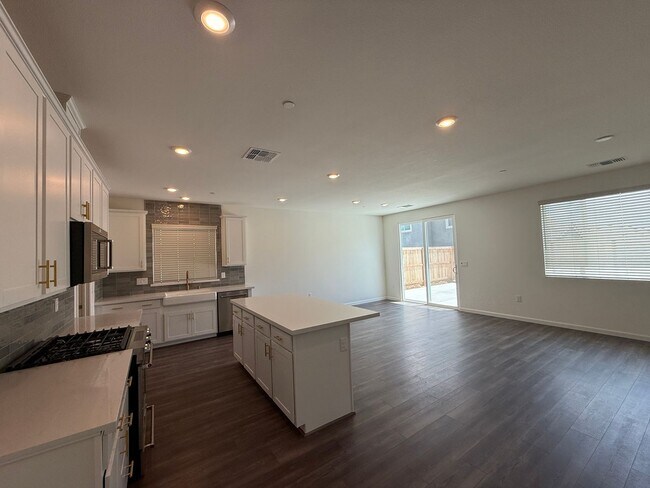 Building Photo - 3 bedroom, 2 bathroom home located in the vibrant community of Madera, CA