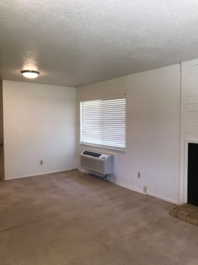 Building Photo - 767 Meadows Dr