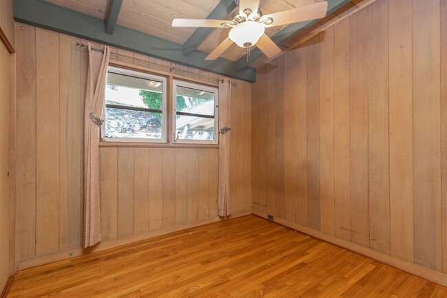 Building Photo - 3 Bedroom/1.5 Bath Home in Kahala w beauti...